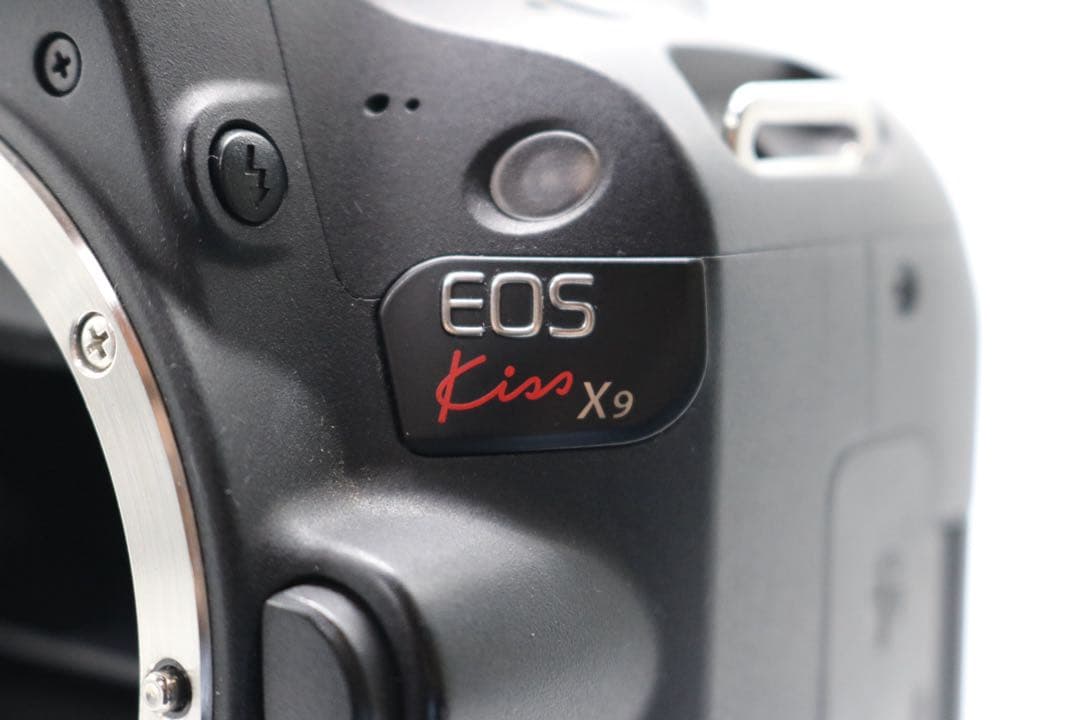 美品ですが少し訳アリ 【Canon EOS Kiss X9 ダブルレンズセット】