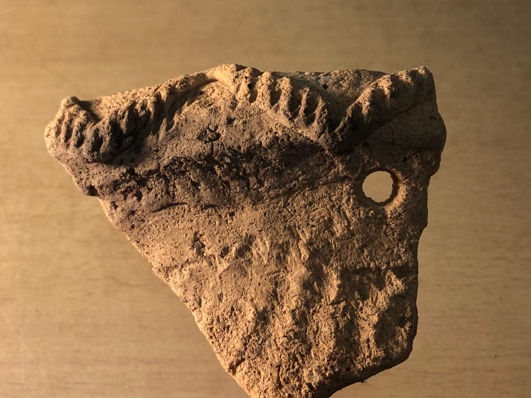 「土器の欠片 縁の部分 No.660」です。