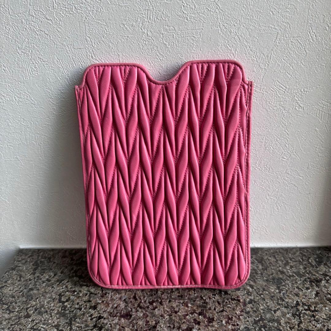 miumiu ミュウミュウ　マテラッセiPad miniケース　ピンクマトラッセ