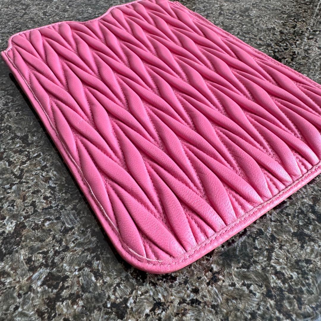 miumiu ミュウミュウ　マテラッセiPad miniケース　ピンクマトラッセ