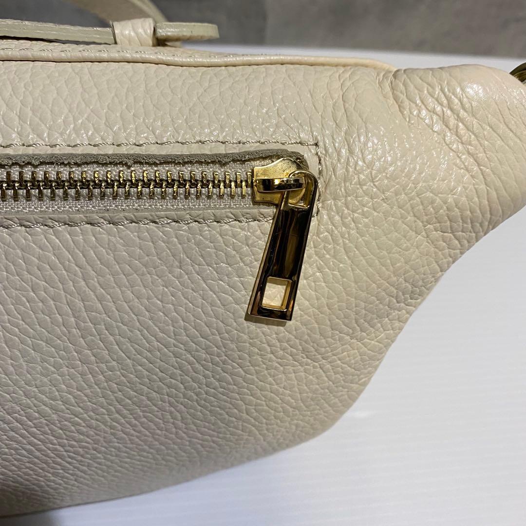 【極美品】AULENTTI　金具付きレザーボディバッグ　ベージュ