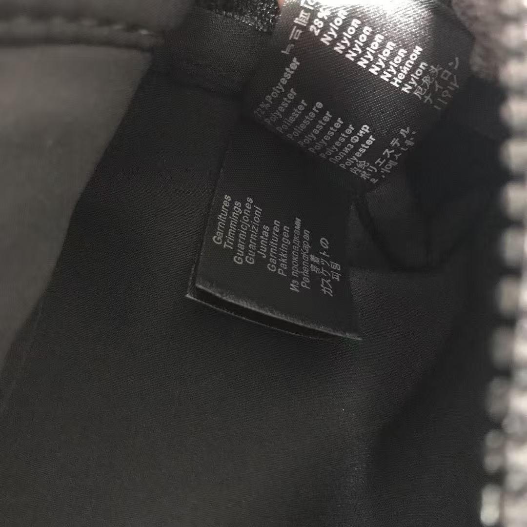 KENZO 虎の刺繍が印象的なグレーのナイロンショルダーバッグ