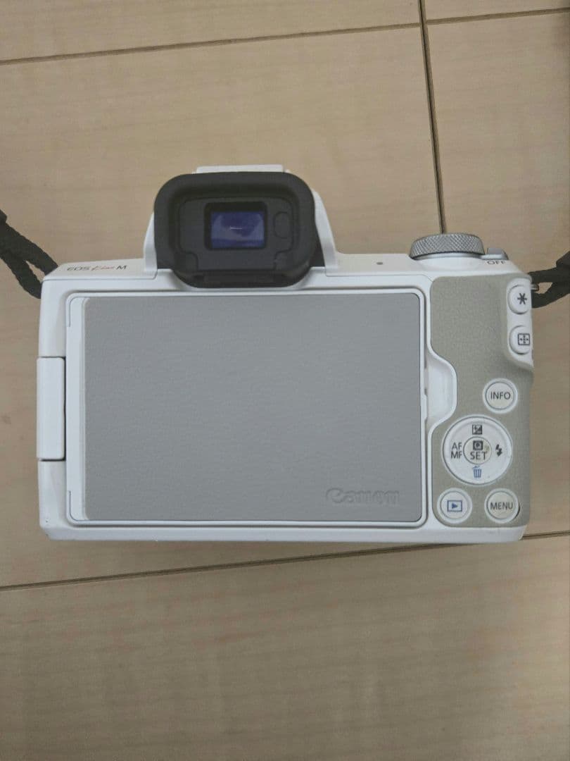 Canon EOS M ホワイト ダブルズームキット
