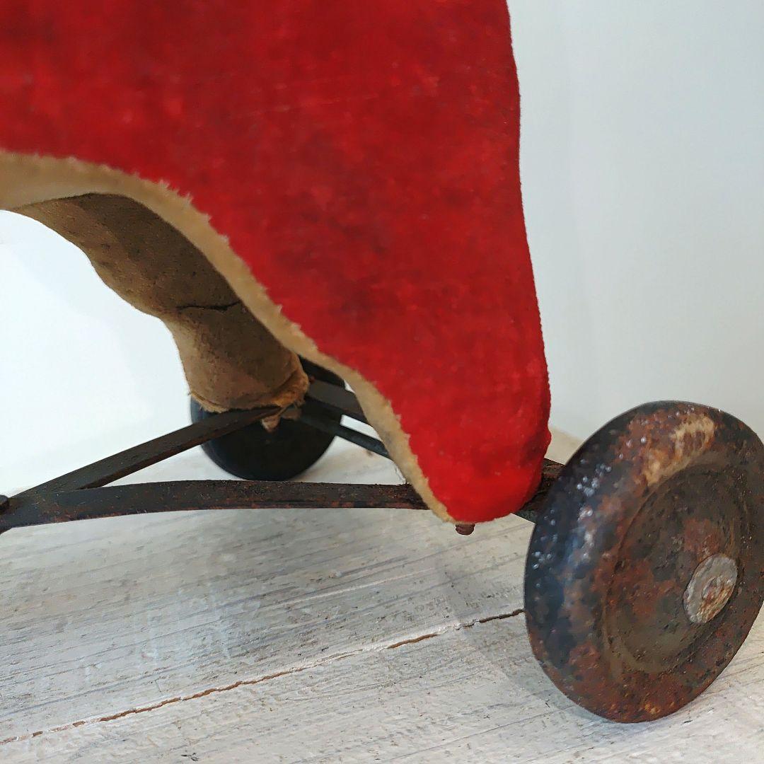 アンティーク人形　赤い犬の引きぐるま玩具