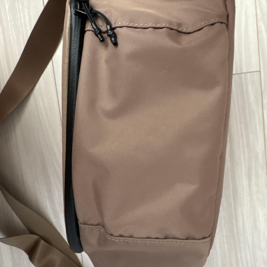 レザーフラップジップショルダーバッグ/ボディバッグ　ベージュ　イアパピヨネ