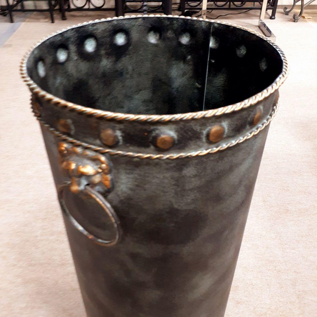 輸入雑貨　アイアン製品　『ライオン飾り付き円筒形傘だて』　アンブレラスタンド