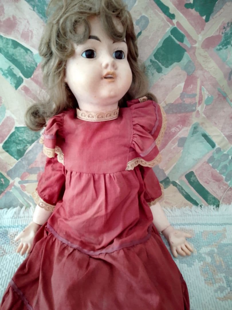 外国製アンティークドール 赤いドレス 金髪長身55cm椅子付き