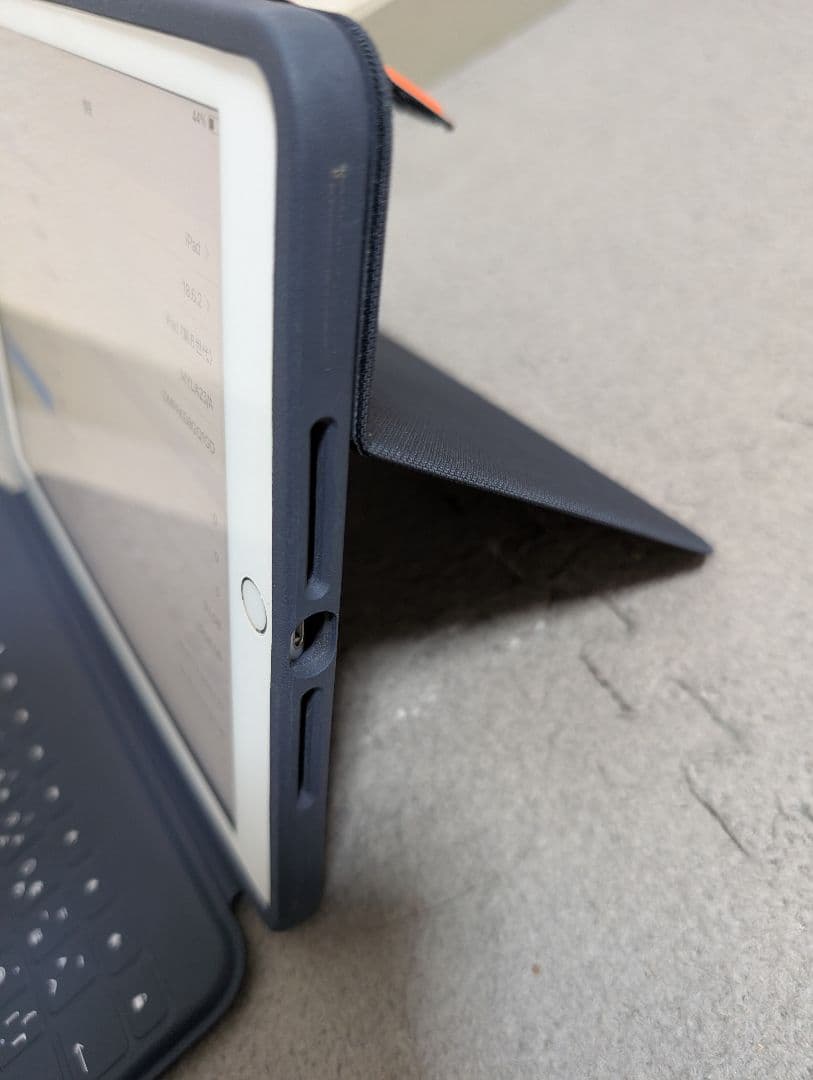 iPad 第8世代 32GB Wi-FIモデルシルバー タイプカバー付き