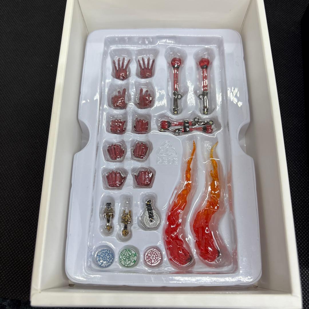 希少　BANDAI SHF 真骨彫　仮面ライダー　響鬼紅