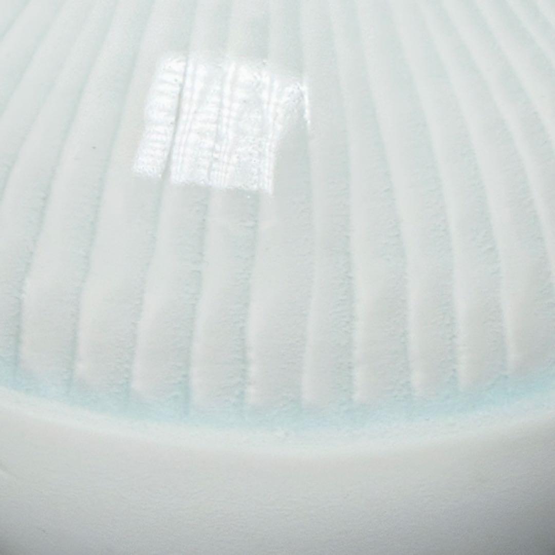 藤井朱明　自作　白磁彫花瓶　共箱　鉄釉草文様　雰囲気◎　インテリア　オブジェ