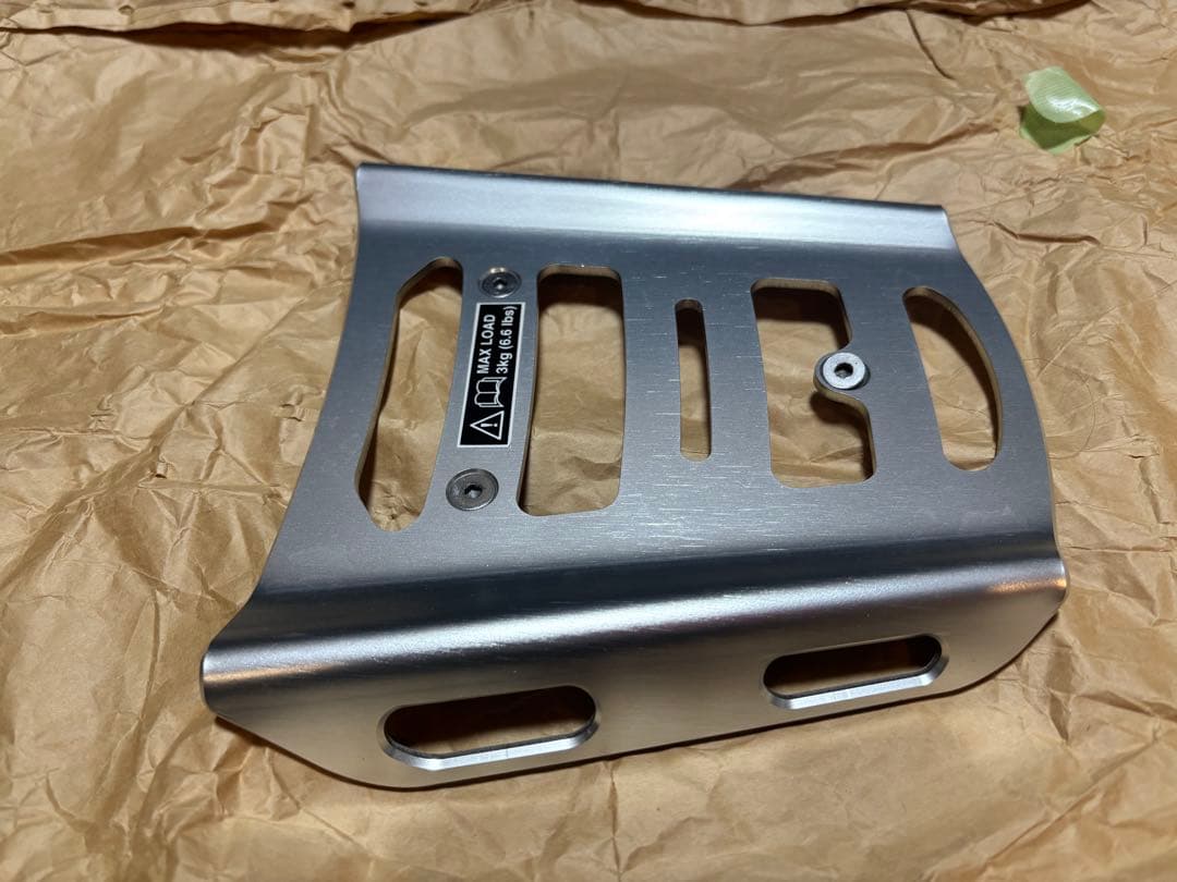 トライアンフ ストリートスクランブラーリアキャリア ネジあり