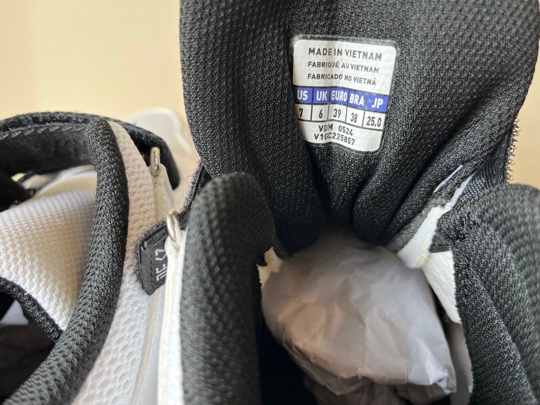 ほぼ新品 バレーボールシューズ25.0 Wave Lightning Z3