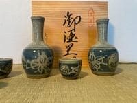 伊万里焼梅散酒器揃 徳利 お猪口 （太郎左右エ門 手書き 貫入）