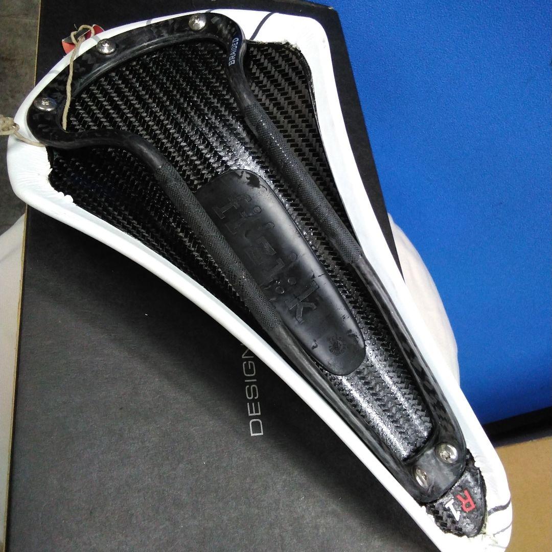 新品未使用 fi'zi:k Volta R1 カーボン サドル192g ホワイト
