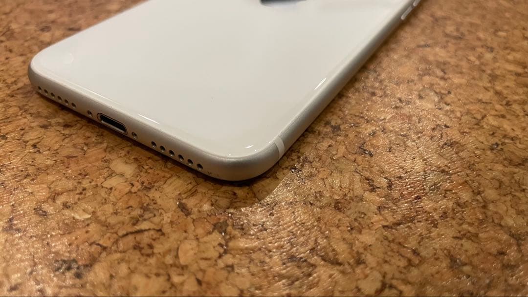iPhone SE (第2世代) 128GB ホワイト スクリーンひび割れあり