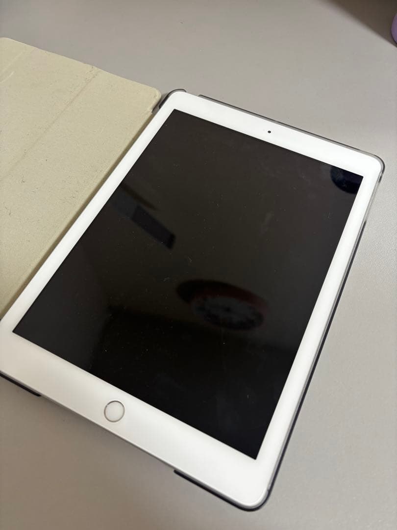 Apple iPad 第6世代　シルバー ケース付き