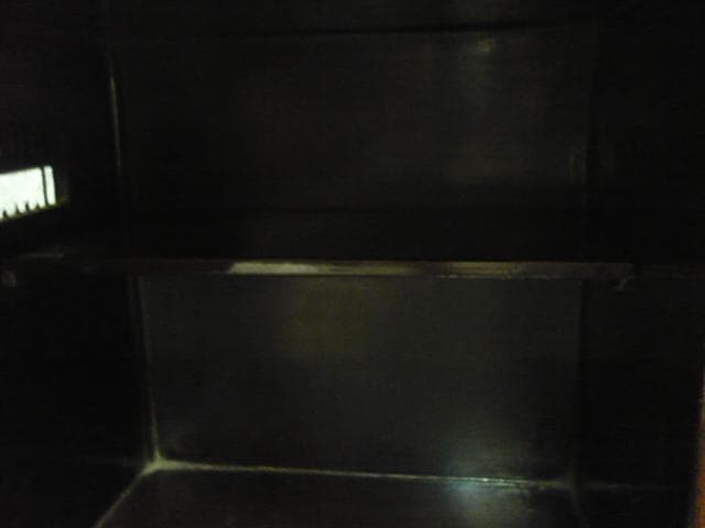 藁葺き屋根の家型器局 [B30955]