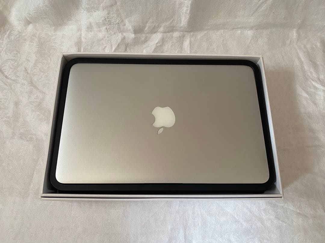 MacBook Air 11-inch A1465 初期化済み 充電器・箱付き