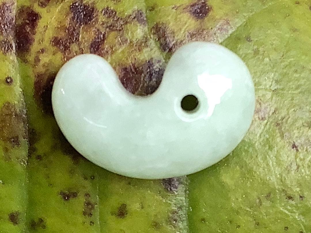 ✳神様からの授かり*糸魚川翡翠勾玉　極上高品質端材使用　縁起良い御守り　鑑別書付