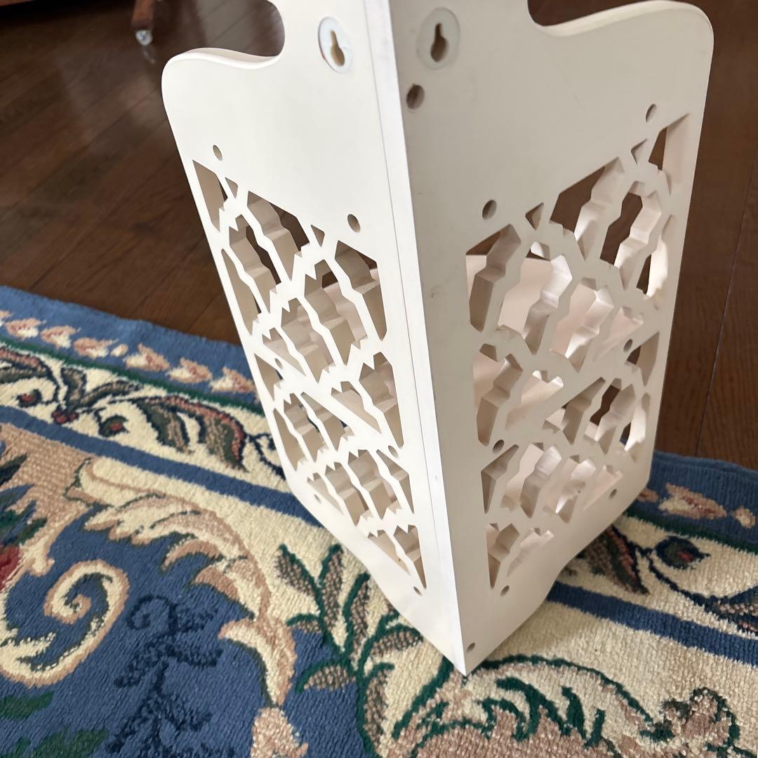 ホワイト木製シェルフ 3段 コーナーラック　飾り棚　アラベスク模様