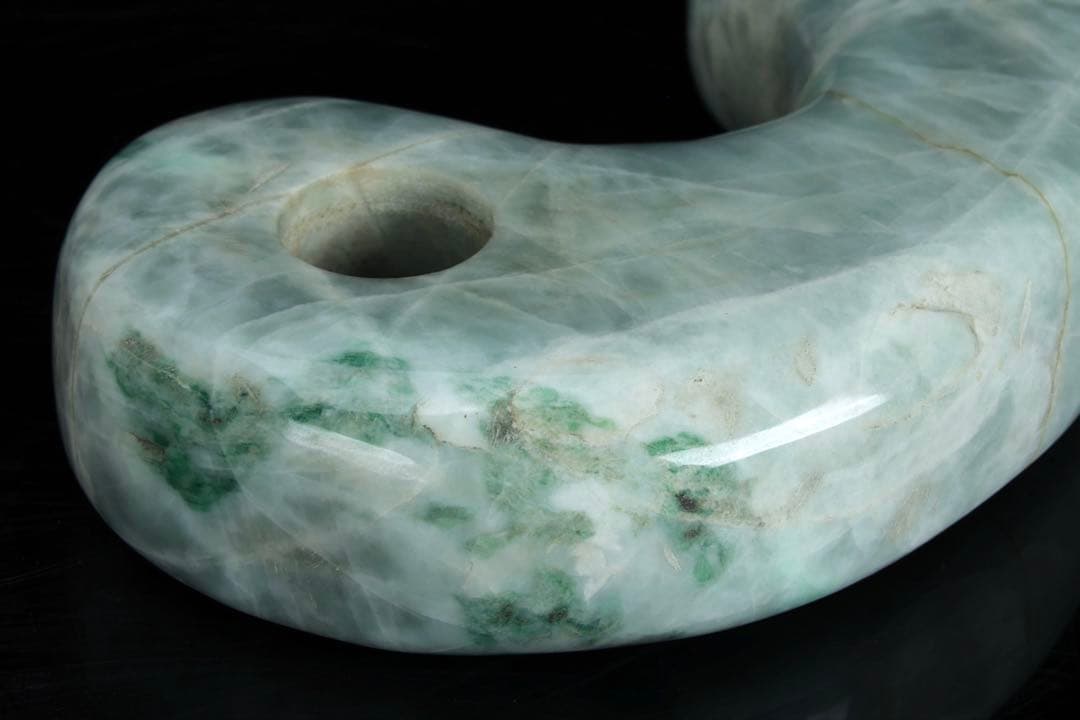 糸魚川翡翠 勾玉 特大2474g 天然ヒスイ 天然石 観賞石 原石 美石 鉱石