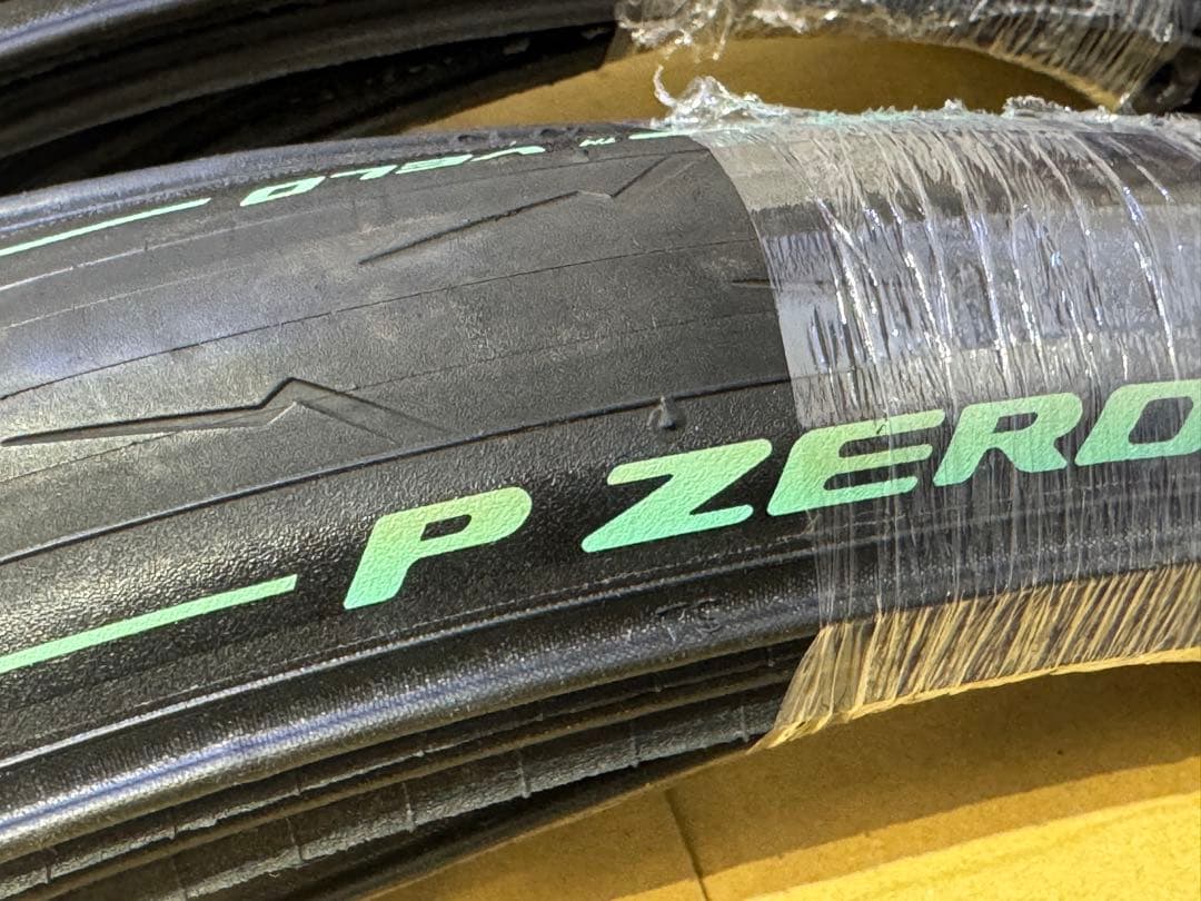 ピレリ　P ZERO チェレステカラー