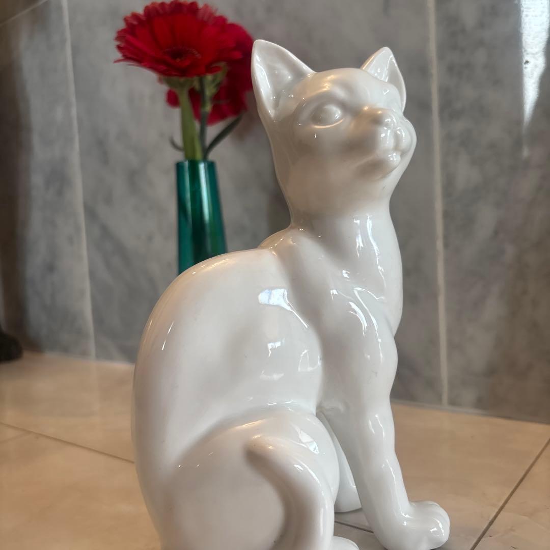 アンティーク妖艶な瞳や猫背が美しく存在感抜群の白磁の猫