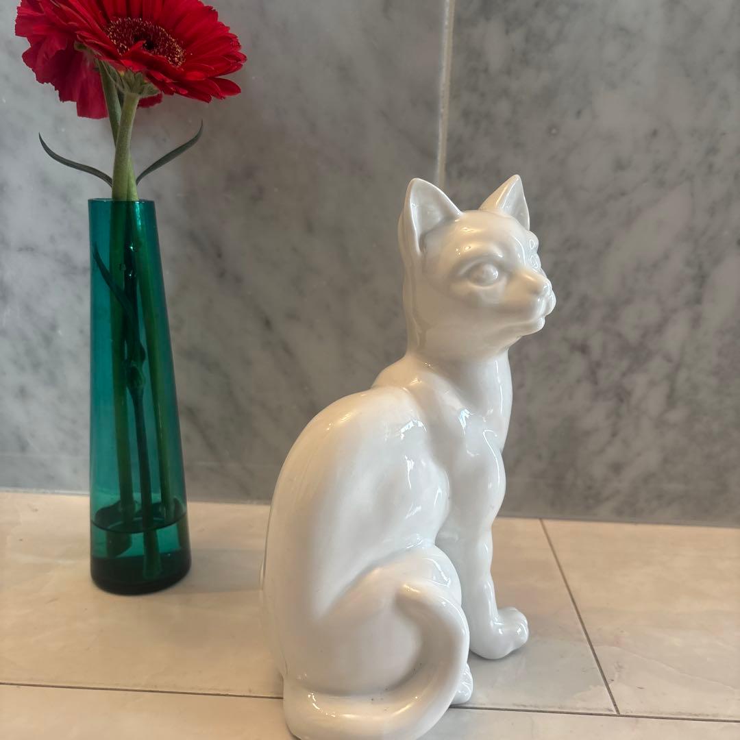 アンティーク妖艶な瞳や猫背が美しく存在感抜群の白磁の猫