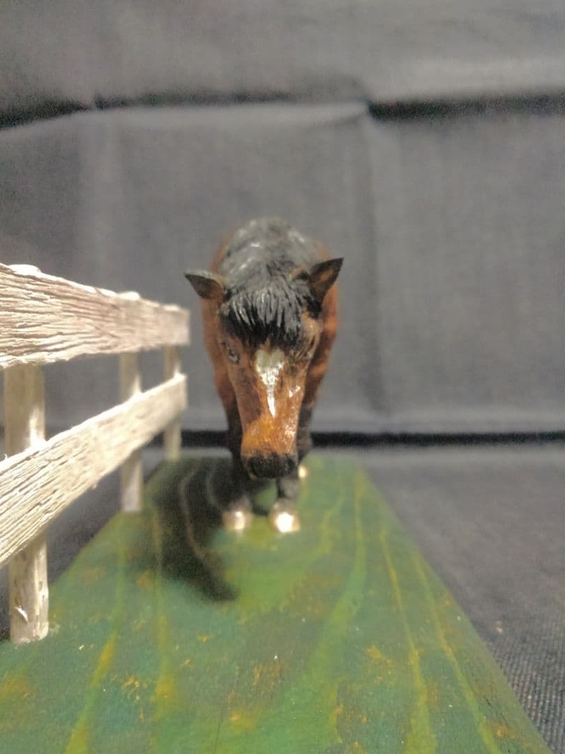 木彫りのコーギー2匹と馬