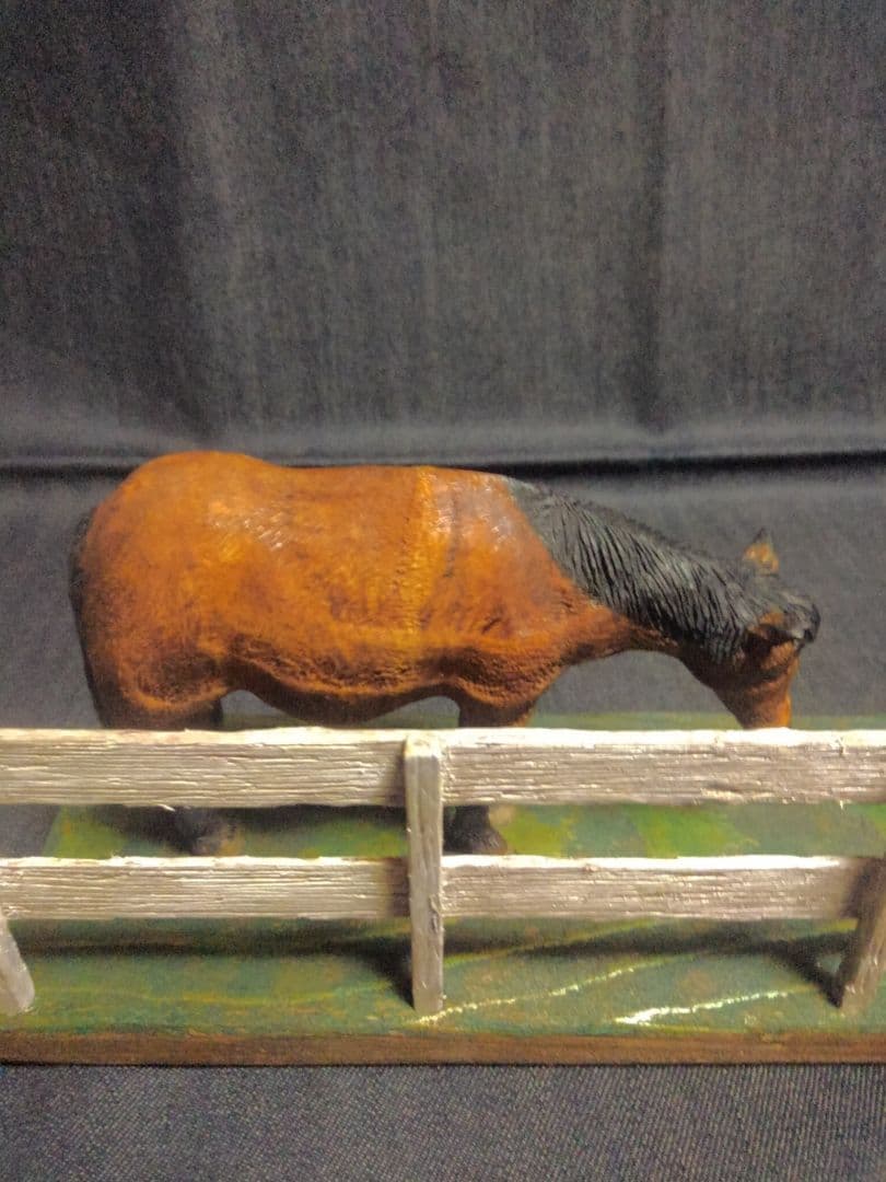 木彫りのコーギー2匹と馬