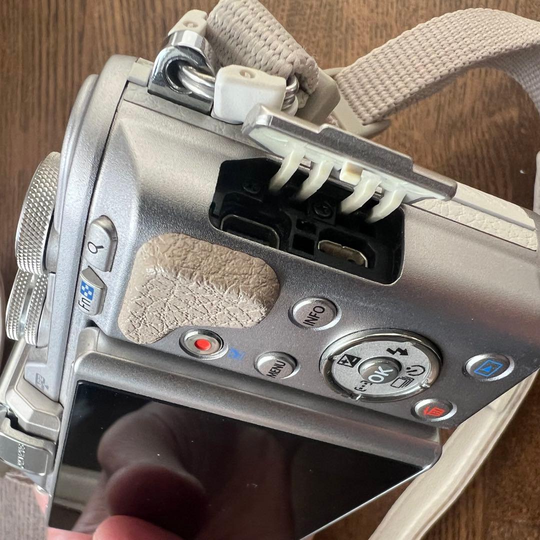 OLYMPUS PEN E-PL8 ホワイト レンズ付き