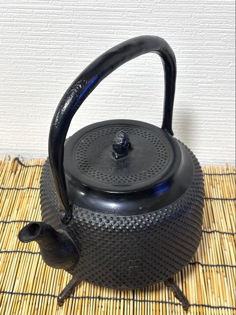 未使用品　成龍堂鋳造所 伝統工芸士 及川　齋（齋峰)造万代屋アラレ3升　南部鉄瓶