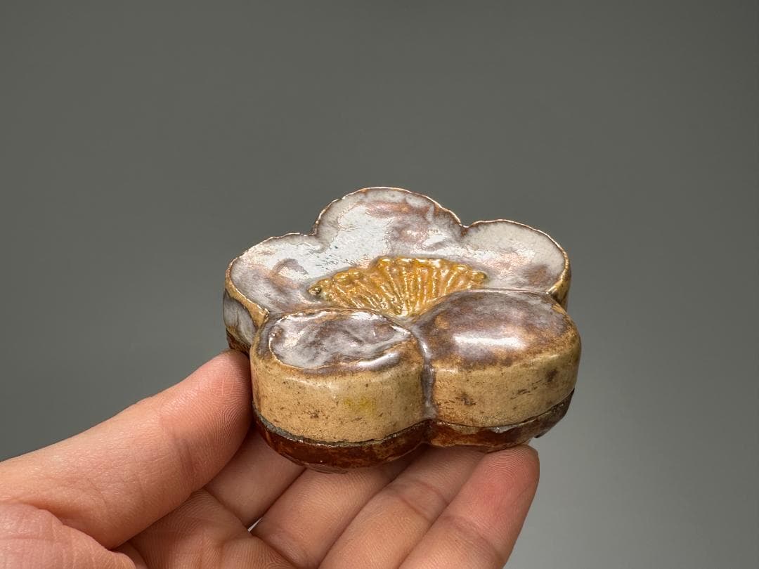 志野焼　香道具　梅形香合　蓋物