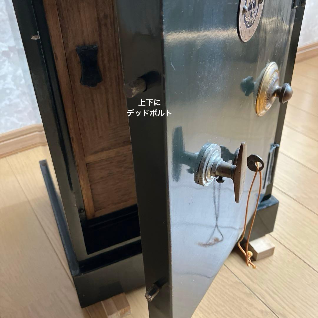 昭和レトロな中型金庫（グリーン色／高４５、幅３１、奥２８㌢／重約２７㌕）