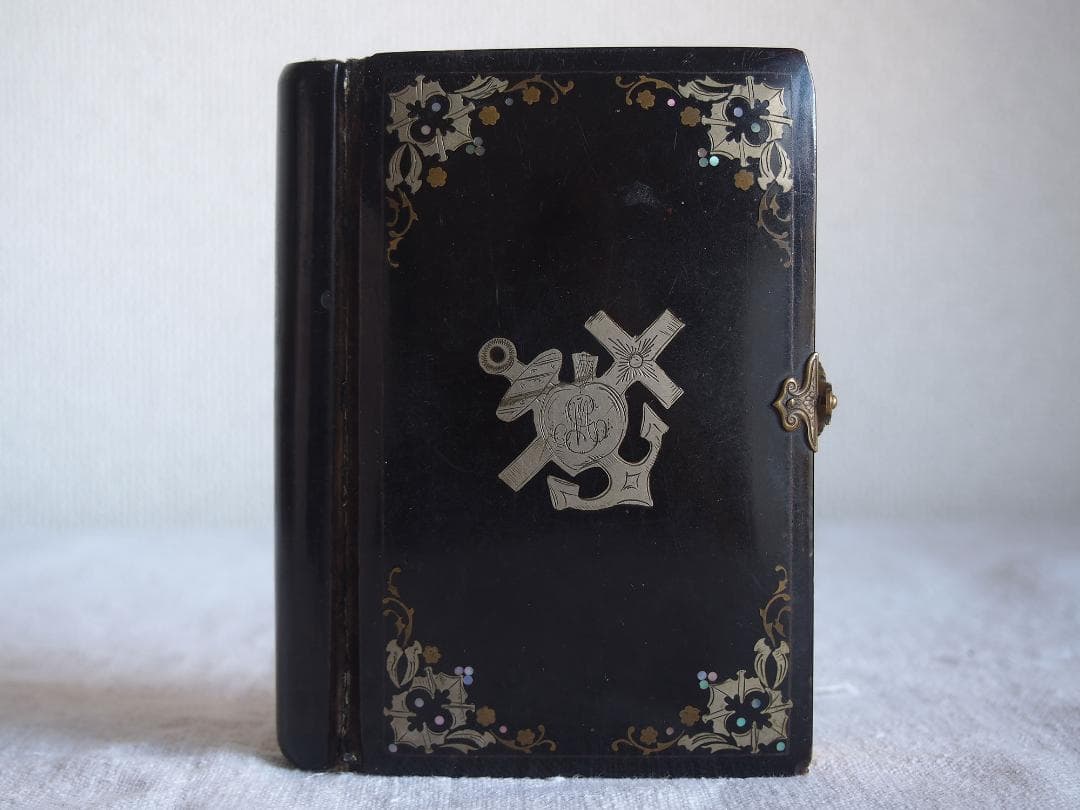 ミサ典礼書 白蝶貝象嵌と金彩装飾の古い本 留め金付きのカトリック祈祷書/K370