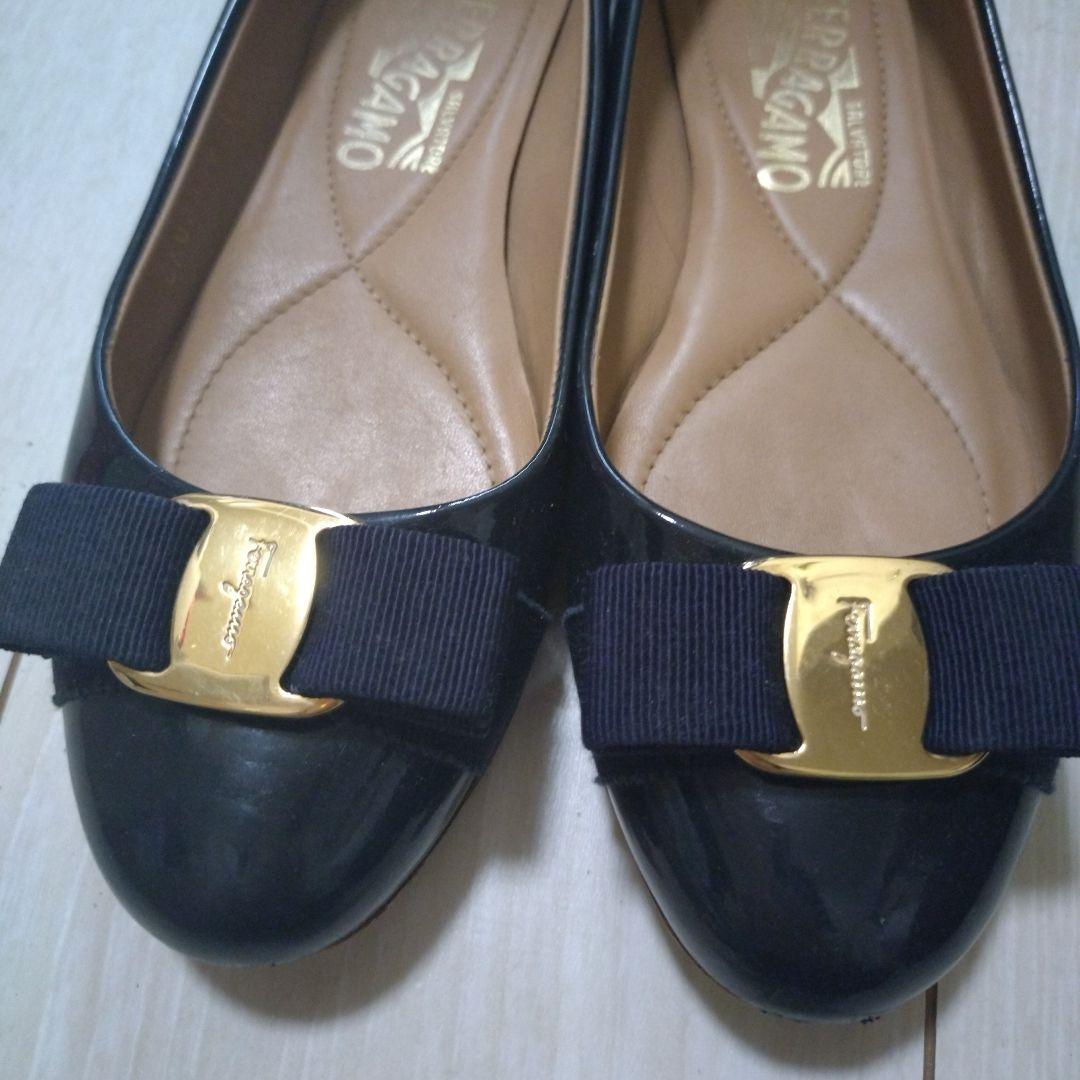 Ferragamo ネイビー フラットシューズ