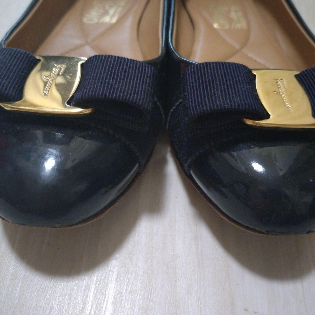 Ferragamo ネイビー フラットシューズ