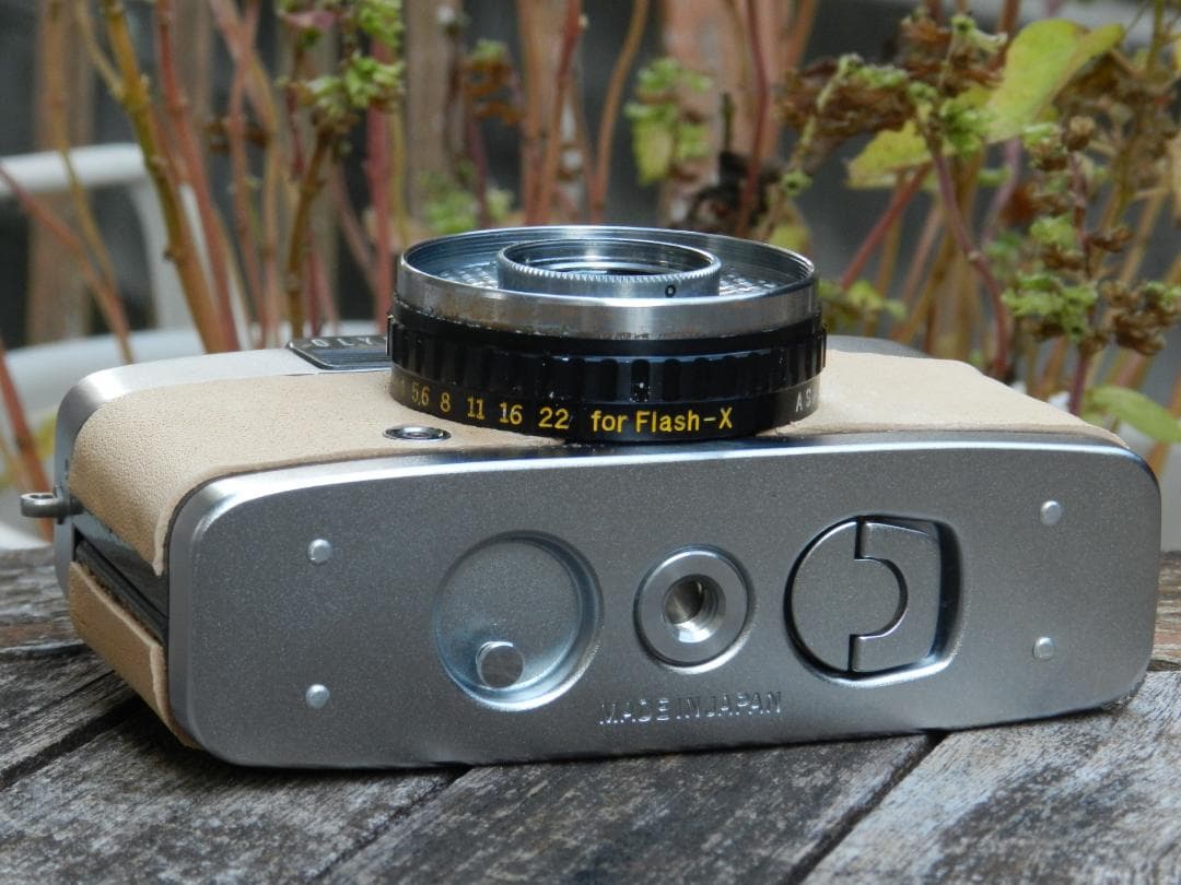 本革　ベージュ　OLYMPUS-PEN EE-S ハーフフレームフィルムカメラ