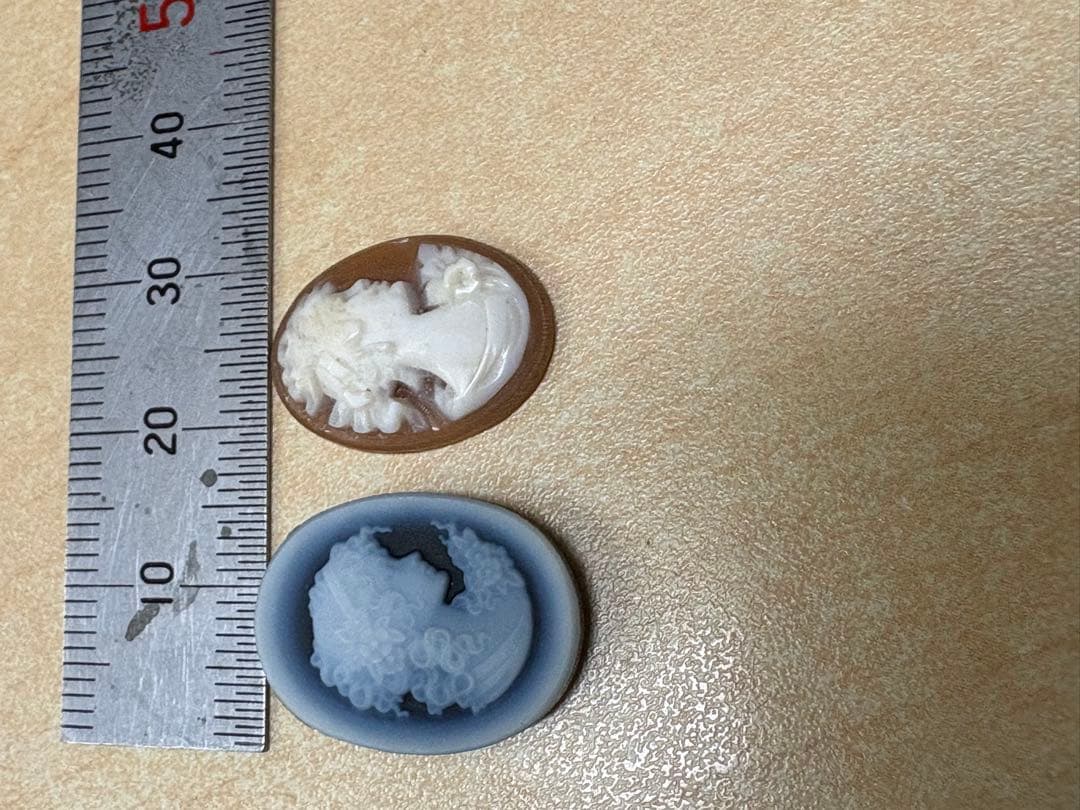 カメオ　ルース（シェル　ストーン） と青い陶器のオルゴール　3点