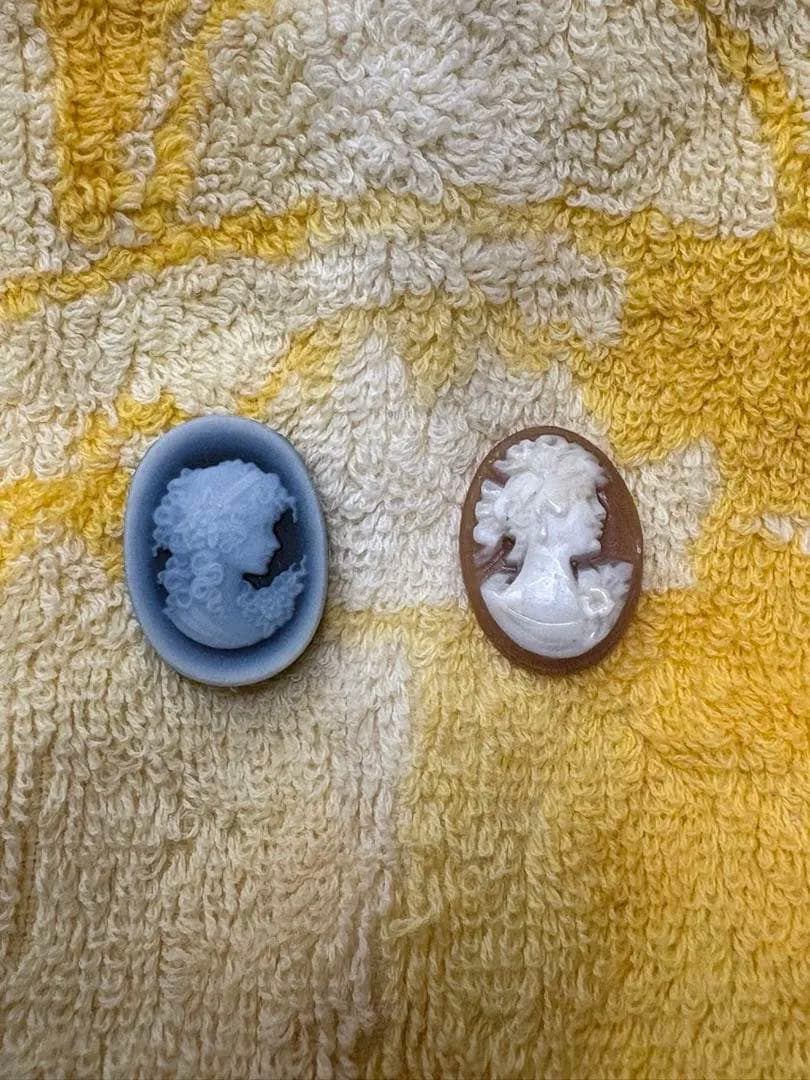 カメオ　ルース（シェル　ストーン） と青い陶器のオルゴール　3点