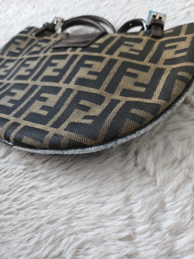 FENDI マンマバケット ハーフムーン ズッカ柄 ショルダーバッグ