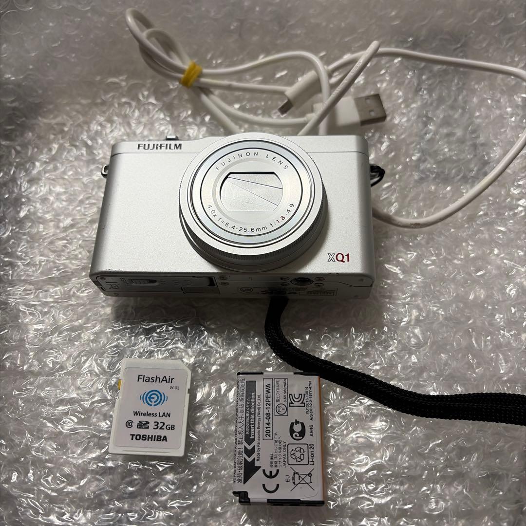 【セール！】Fujifilm XQ1 シルバー コンパクトデジタルカメラ