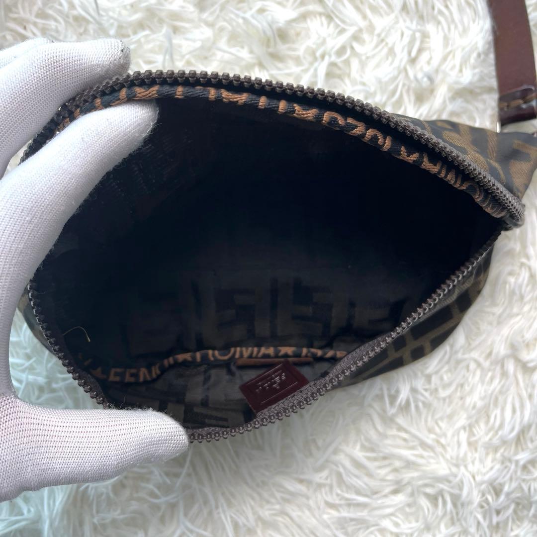 FENDI ショルダーバッグ ナイロン 本革 ズッカ柄 ロゴ型押し ブラウン
