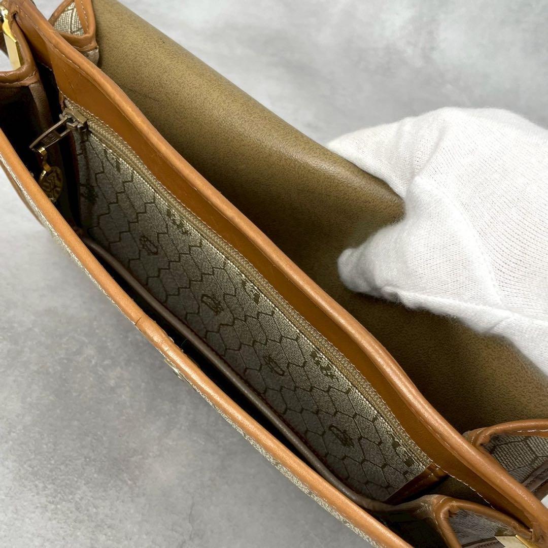 【美品】ディオール　ショルダーバッグ　ハニカム　レザー　PVC ロゴ金具