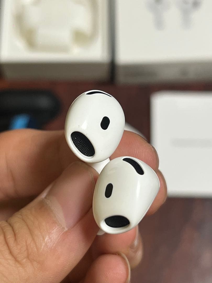 【らいとひかる 】Airpods 4 ANC無し。mxp63j/a