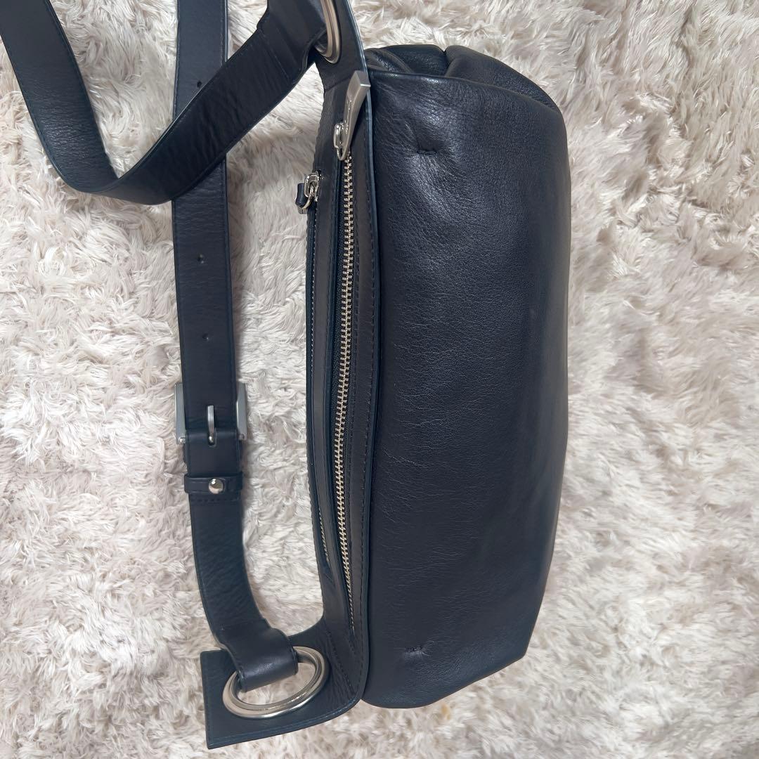 美品 カワカワ hatome ハトメ　ボディバッグ レザー ブラック