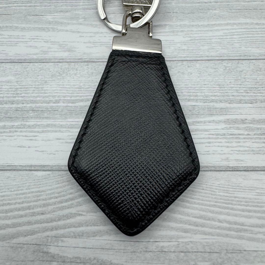 【極美品】プラダ キーリング キーホルダー 三角ロゴ サフィアーノレザー 黒