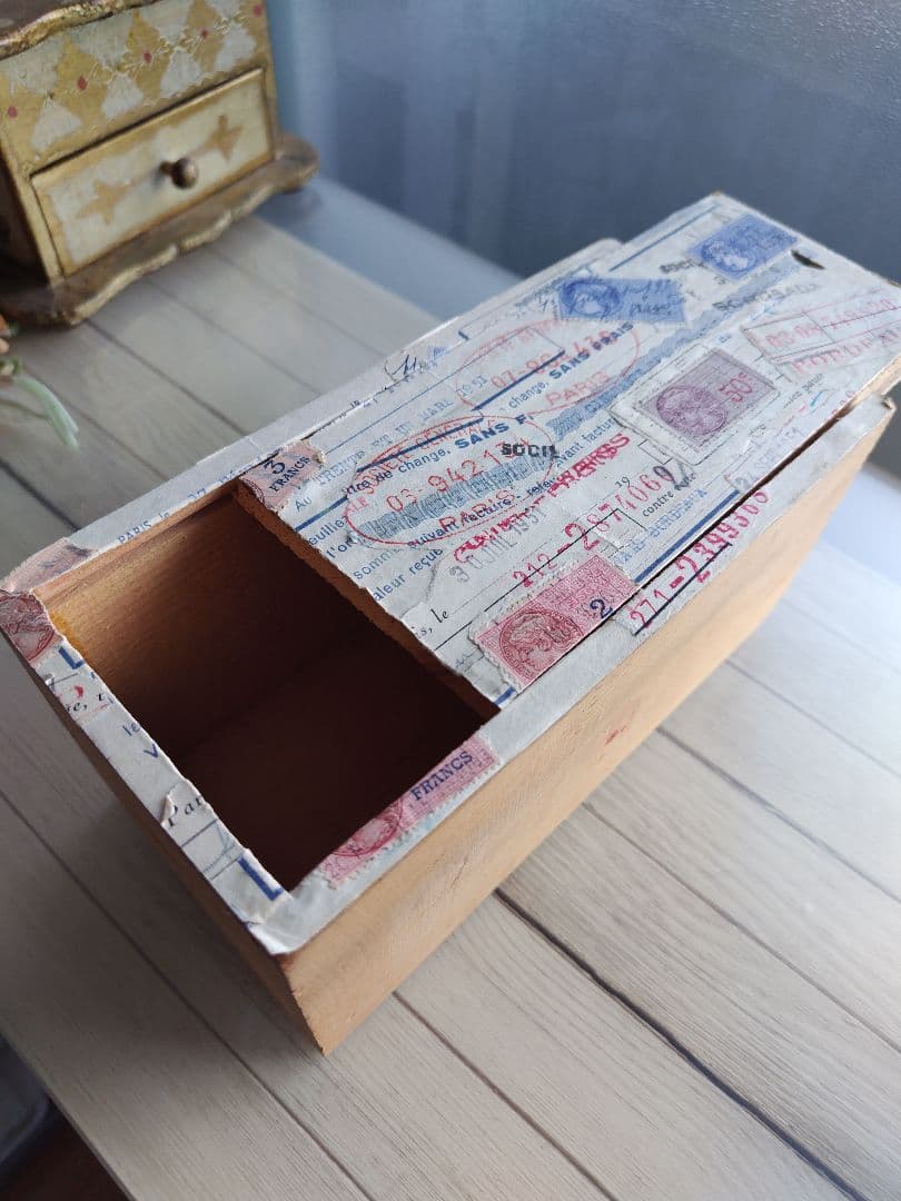 フランスの古い切手付き木製箱