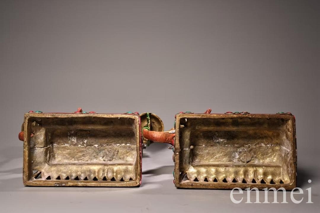 中国古美術・チベット収蔵・宝石を嵌め込んだ彩絵描金の象形油灯・燭台一対・風水開運