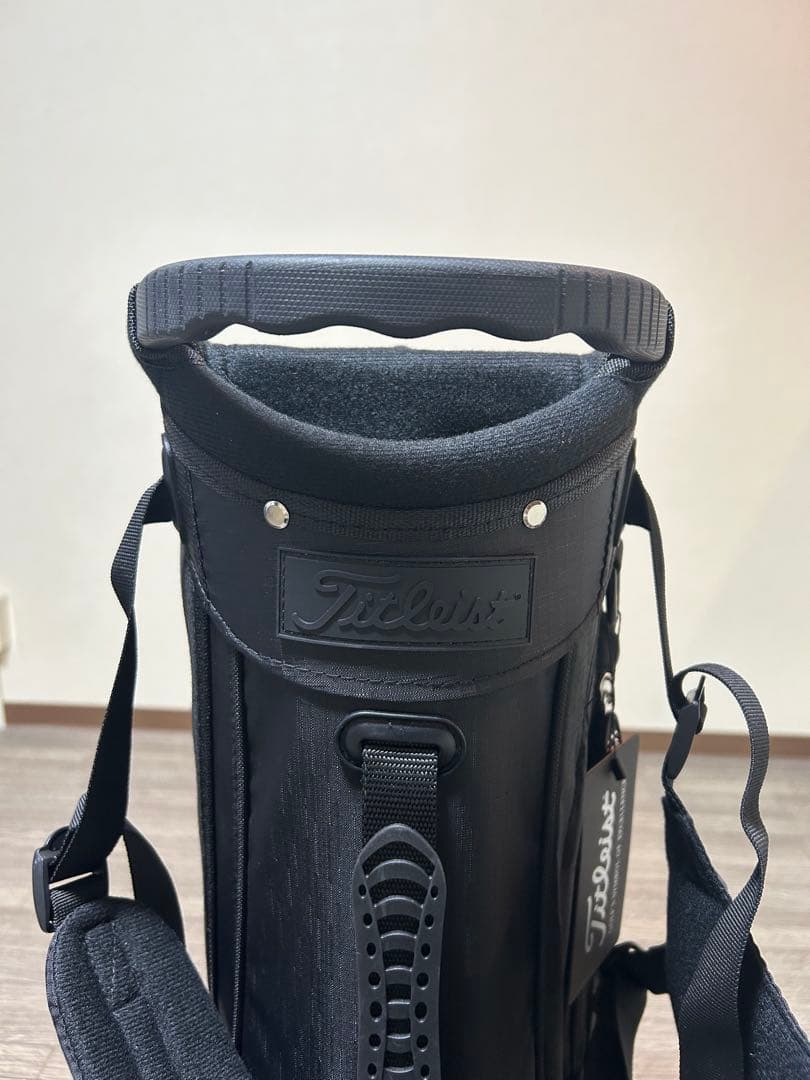 スタンド式キャディバック　ブラック&ピンクのコントラスト